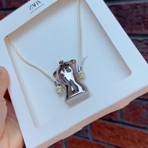 ZARA BUST CHARM NECKLACE - Picture 2 of 9